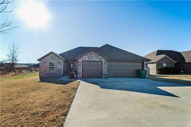 Building Photo - 3 bedroom in sought after West side of Fayetteville