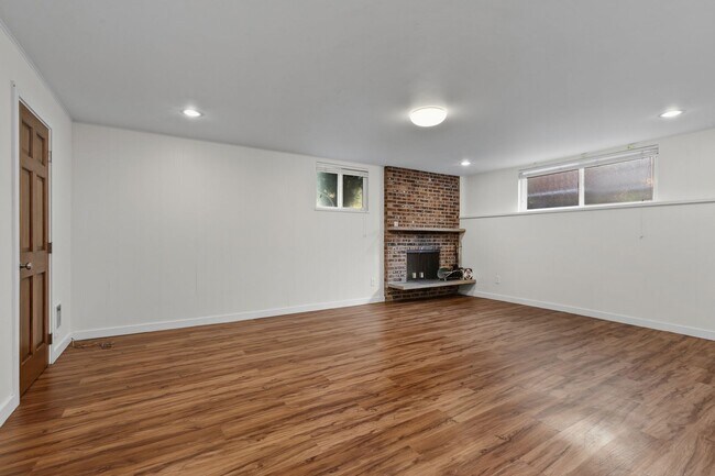 Building Photo - 3616 33rd Ave W