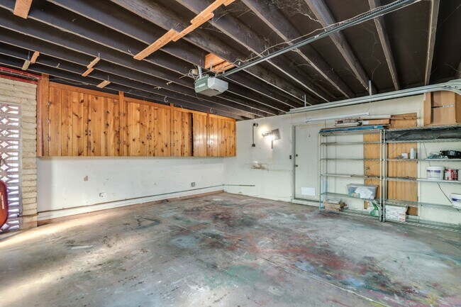 Building Photo - Great East Side Location 4 Bed/2 Bath Home