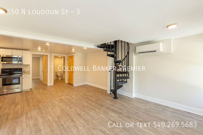 Building Photo - Beautifully Renovated Apartment in Winches...