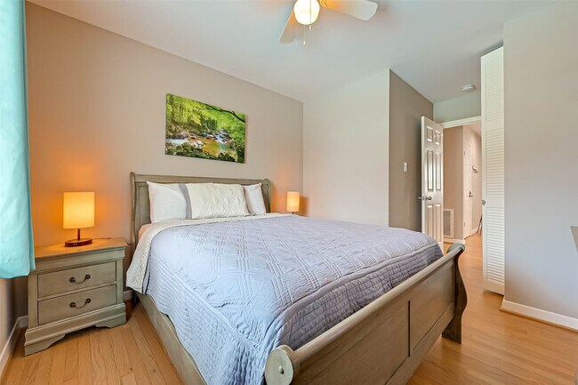 Building Photo - 5330 Hialeah Dr