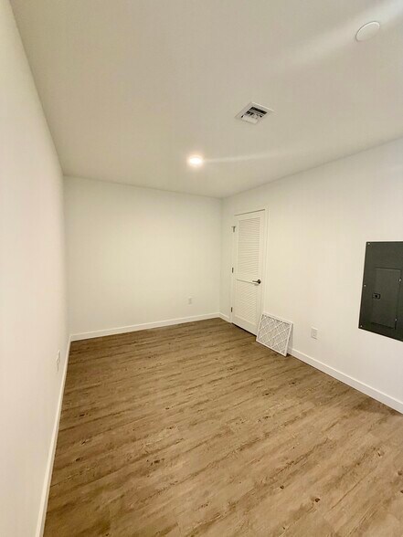 Building Photo - 2000 N Bayshore Dr