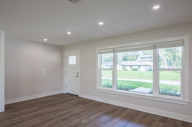 Building Photo - 51 Fairway Ln