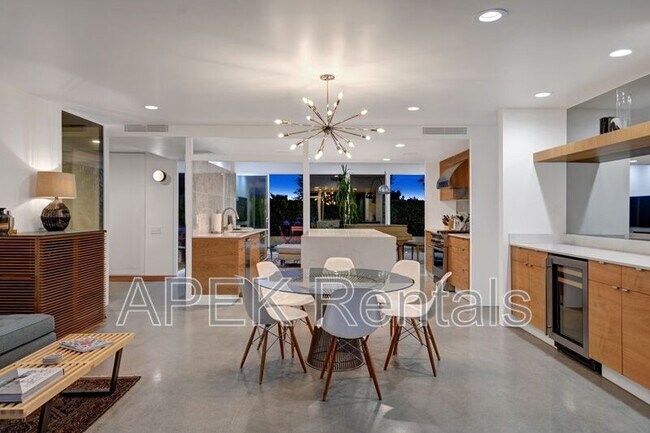 Building Photo - 3133 N Sunnyview Dr