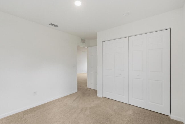 Building Photo - Quiet Cul De Sac location