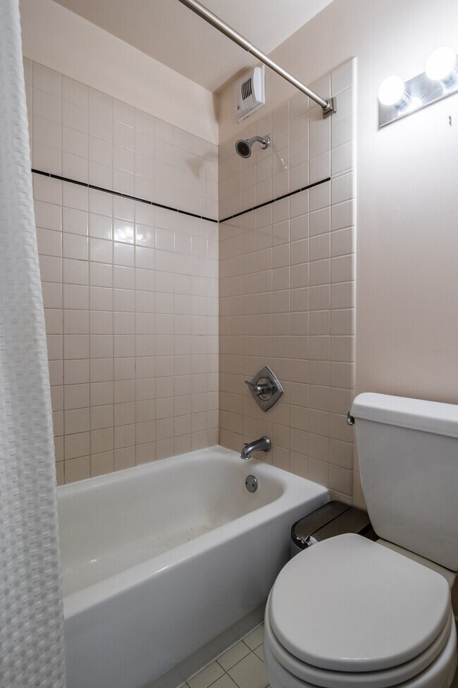Building Photo - 1660 N La Salle Dr