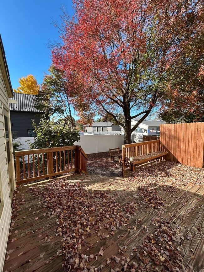 Building Photo - Beautiful, Large 4 Bedroom 1.5 Bath Home in Lancaster with Yard!