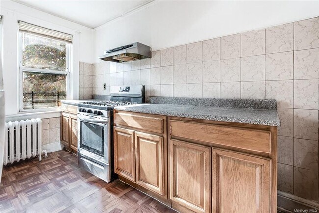 Building Photo - 218 E 4th St