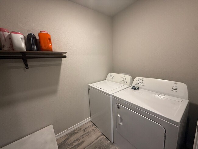 Building Photo - 4 Bed 3 Bath Home Minutes Away from Ft. Carson, Peterson SFB , & Schriever SFB!!