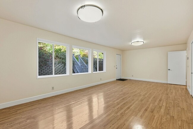 Building Photo - Spacious Three Bedroom Home in Forest Knol...