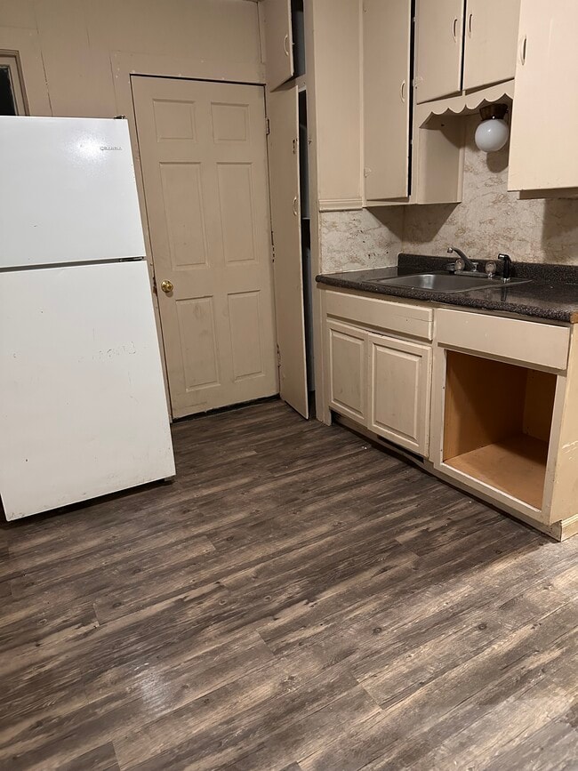 Building Photo - 421 Balsam St