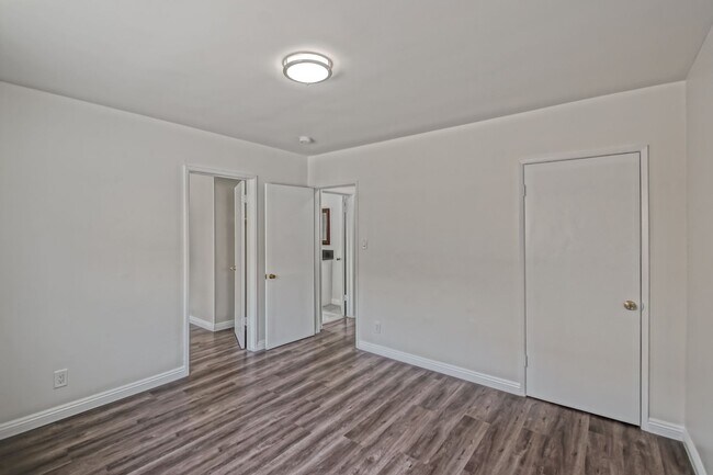 Building Photo - 11864 Manor Dr