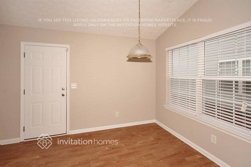 Building Photo - 302 Meadows Ln