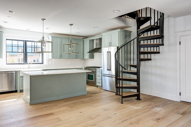 Building Photo - 20 E Redman Ave