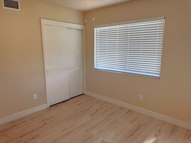 Building Photo - 623 N Rimhurst Ave