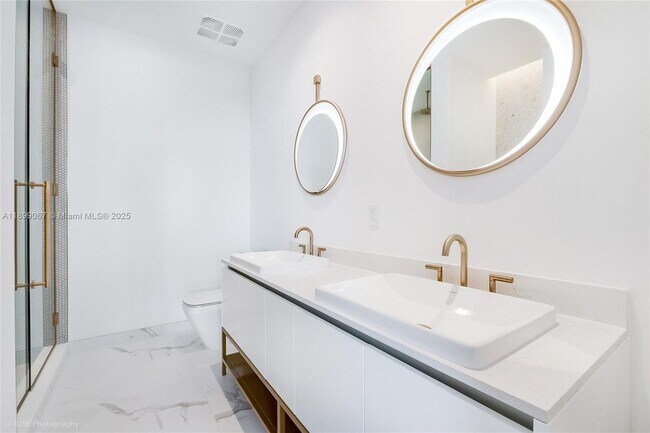 Building Photo - 2655 S Bayshore Dr