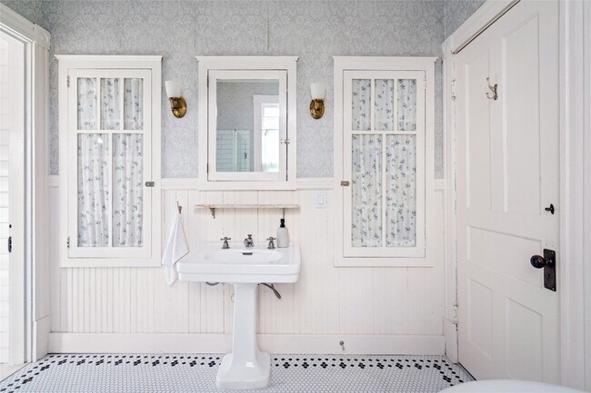 Building Photo - 1112 Broadway Avenue J