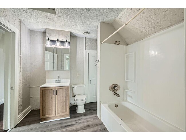 Building Photo - 911 Sims Ave