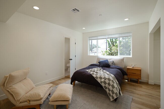 Building Photo - 3045 W Boulevard3H-3H