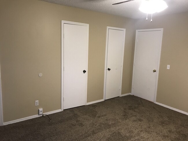 Building Photo - 3 Bedroom 2 Bathroom across from Kickapoo High School $1,495!