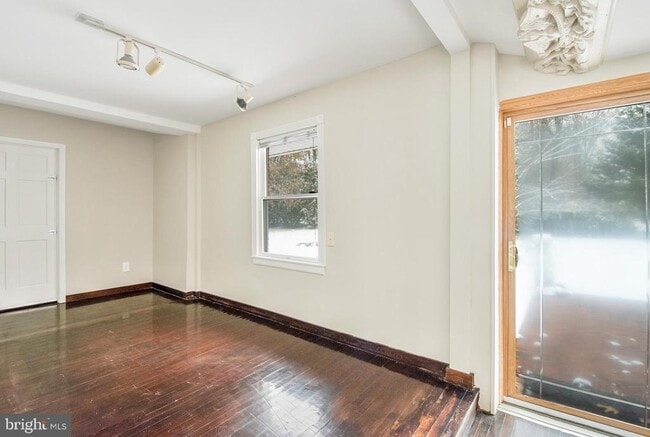 Building Photo - 6561 Shady Side Rd