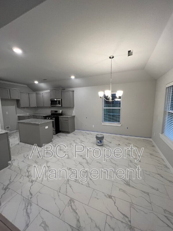 Building Photo - 426 W Tyler Rd