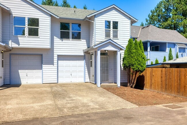 Building Photo - Recently updated 3 bedroom, 2.5 bath Townhouse in Beaverton