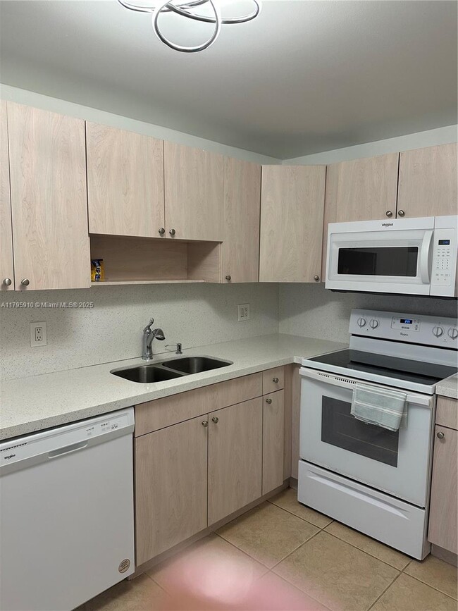 Building Photo - 400 Kings Point Dr