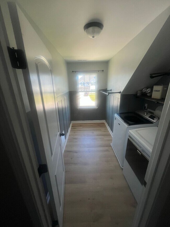Building Photo - 303 Breezeway Dr