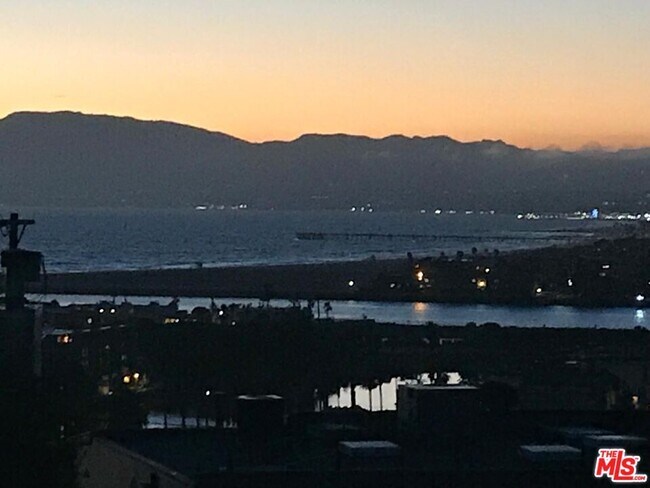 Building Photo - 241 Rees St