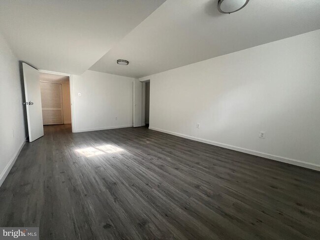 Building Photo - 2509 Lewis Ave