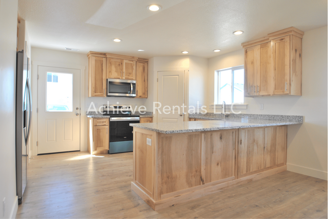 Building Photo - 360 N 2650 W