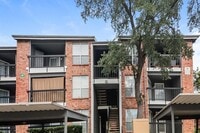 Building Photo - 18333 Roehampton Dr