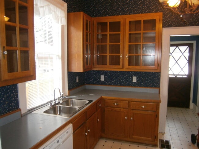 Building Photo - 220 Amelia St