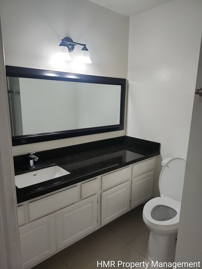 Building Photo - Large Condo in Claremont