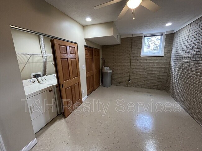 Building Photo - 2059 Ruckle St