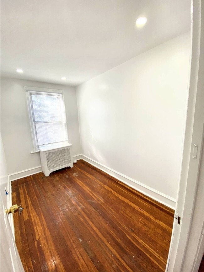 Building Photo - Beautiful 3 bedroom Townhouse available fo...