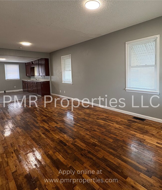 Building Photo - 2 Bethrooms / 1 Bathroom House