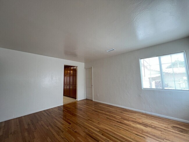 Building Photo - Must See 4 bedroom 2 and a half bathroom h...