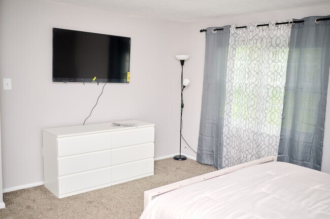 Building Photo - Spacious 4BR/2BA Furnished Home w/ Utilities, Mini Gym & Large Fenced Yard – Pinefield, Waldorf MD