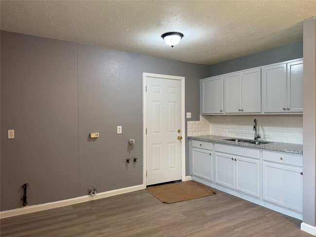 Building Photo - 8010 Roswell St