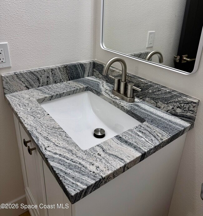 Building Photo - 557 Chantilly Dr