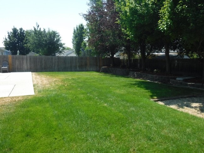 Building Photo - Spacious 4 bed 2.5 bath just off Amity and...