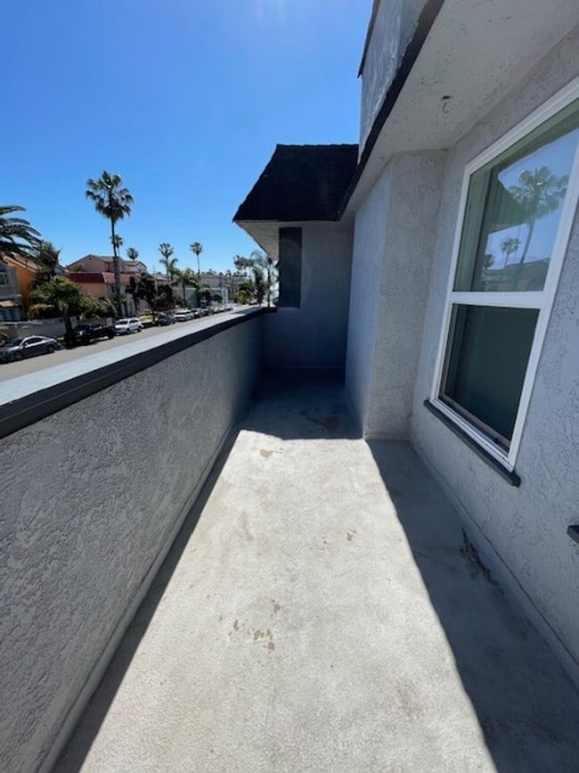 Building Photo - Spacious 2 Bedroom Unit in Huntington Beach