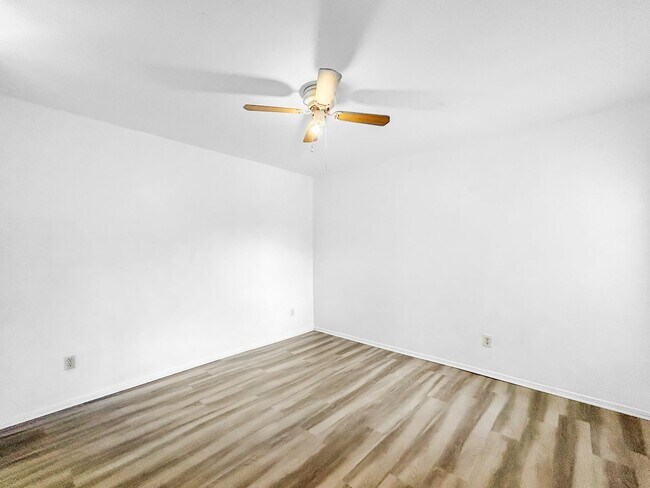 Building Photo - 1400 Gandy Blvd N