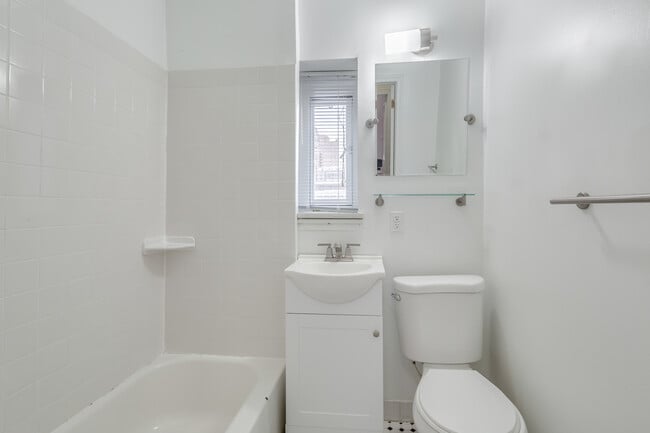 Building Photo - 331 S 18th St