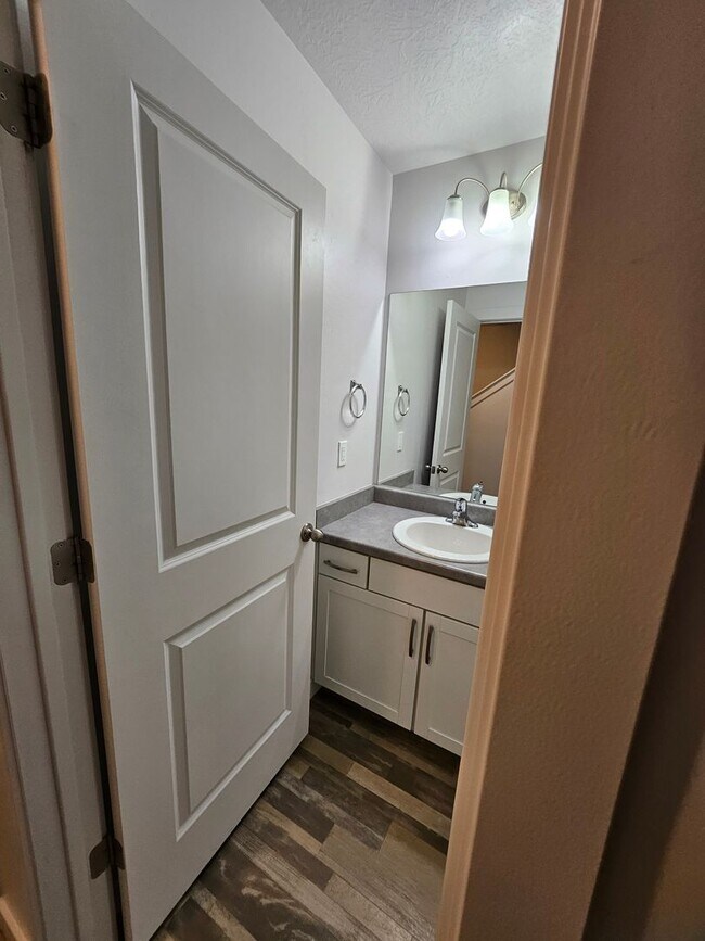 Building Photo - 4 Bedroom Town Home for Rent