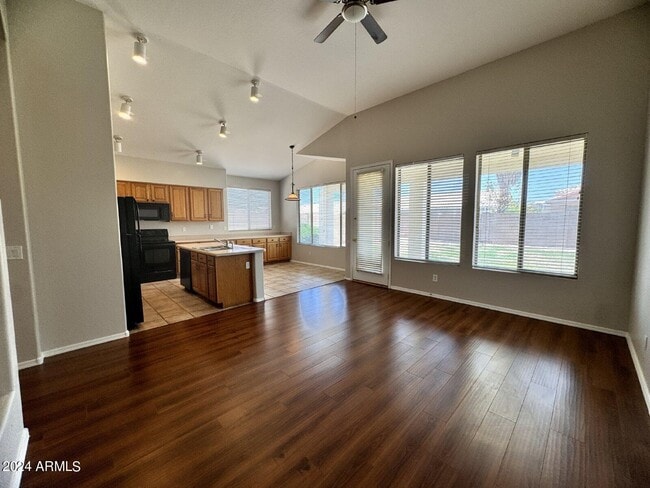 Building Photo - 1795 W Canary Way