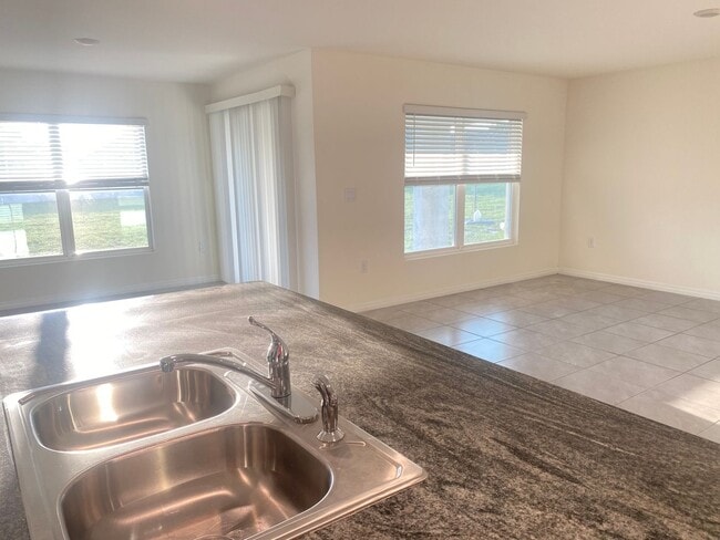 Building Photo - Rental available in Gated Greystone Hills!