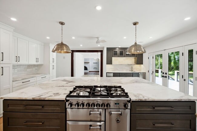 Building Photo - Available 6/15. Stunning, Fully-Rennovated...